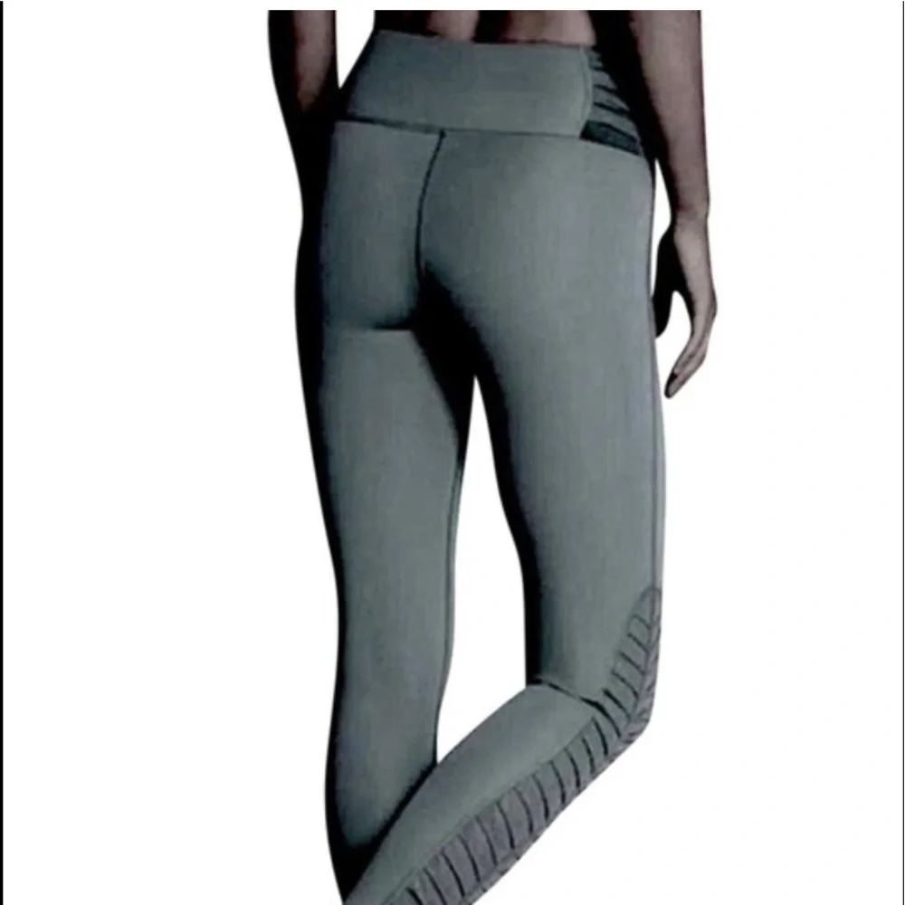 VICTORIA SPORT TOTAL KNOCKOUT SHORT GRAY LASER CUT CAPRI LENGTH LEGGINGS - Picture 1 of 11